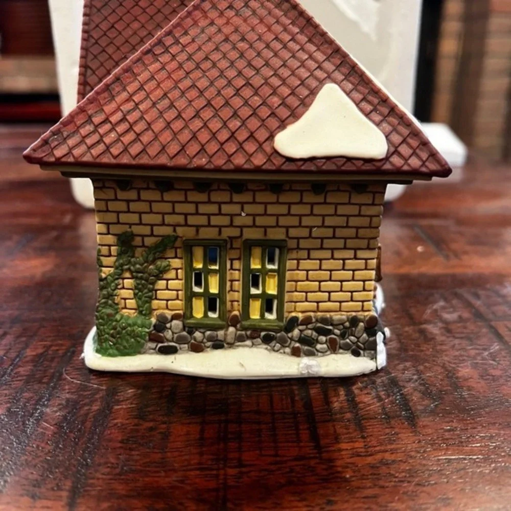 Dept 56 Apple Valley School New England Village Lighted House W/ Cord and box‎
